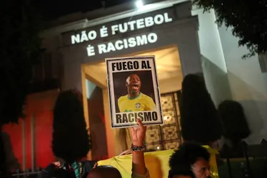 Imagem ilustrativa da imagem Como os países europeus combatem o racismo no futebol