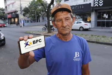 Imagem ilustrativa da imagem Corte de gastos do governo federal ameaça tirar renda de 16 mil idosos