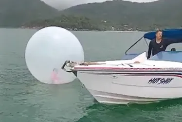 Imagem ilustrativa da imagem Criança fica à deriva em bolha aquática em Ubatuba (SP)