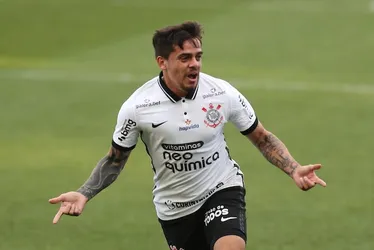 Imagem ilustrativa da imagem Cruzeiro mantém postura agressiva no mercado e oficializa corintiano Fagner