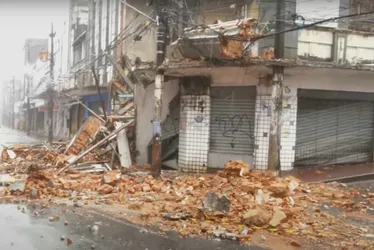 Imagem ilustrativa da imagem Deslizamento soterra casas e deixa ao menos um morto em Salvador