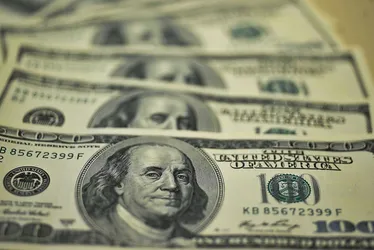 Imagem ilustrativa da imagem Dólar bate R$ 6,20 e recua com intervenção do BC, mas ainda fecha em nível recorde