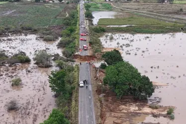 Imagem ilustrativa da imagem Duas pessoas morrem após parte de rodovia ceder no interior de Sergipe