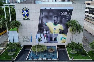 Imagem ilustrativa da imagem Eleito melhor do mundo, CBF homenageia Vini Jr e estampa foto do atacante na sede da entidade