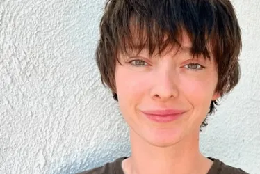 Imagem ilustrativa da imagem Emma Dumont, de Oppenheimer, revela ser pessoa trans masculina não binária
