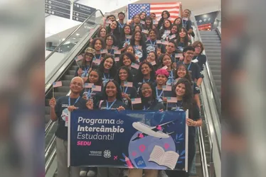 Imagem ilustrativa da imagem Emoção no embarque de estudantes para os EUA