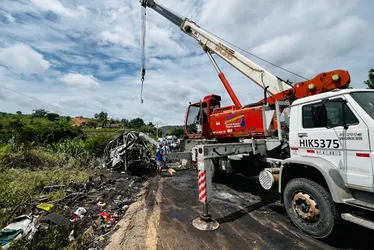 Imagem ilustrativa da imagem Empresa divulga lista de quem estava no ônibus envolvido em acidente em MG