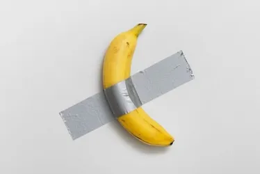 Imagem ilustrativa da imagem Empresário que comprou arte de banana por R$ 36 milhões come fruta