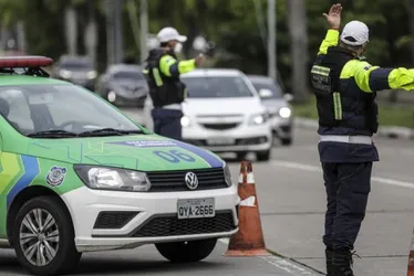 Imagem ilustrativa da imagem Obra emergencial de drenagem causa interdição no trânsito no bairro da Madalena