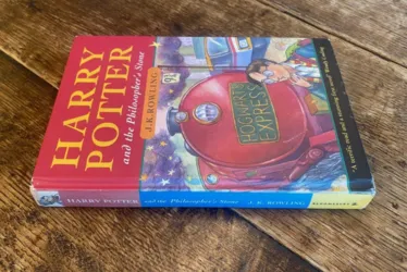 Imagem ilustrativa da imagem Exemplar de 'Harry Potter e a Pedra Filosofal' é vendido por mais de R$ 270 mil