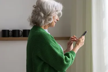 Imagem ilustrativa da imagem Famílias buscam ajuda para tratar idosos viciados em celular