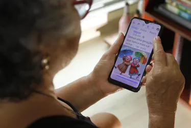 Imagem ilustrativa da imagem Famílias buscam ajuda para tratar idosos viciados em celular