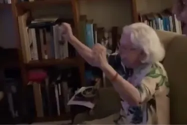 Imagem ilustrativa da imagem Fernanda Montenegro vibra ao ver a filha, Fernanda Torres, receber o Globo de Ouro