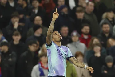 Imagem ilustrativa da imagem Gabriel Jesus 'esquece' propostas e só quer curtir o bom momento no Arsenal