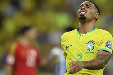 Imagem ilustrativa da imagem Gabriel Jesus se lesiona em jogo do Arsenal e sai de campo chorando