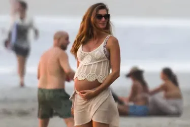 Imagem ilustrativa da imagem Gisele Bündchen exibe barrigão de gravidez durante férias na Costa Rica