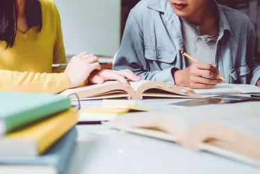 Imagem ilustrativa da imagem Governo vai abrir mil vagas pra estudar com bolsa em faculdades particulares