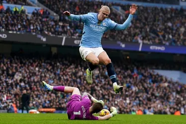 Imagem ilustrativa da imagem Haaland perde pênalti, City só empata com o Everton e segue afundado na crise