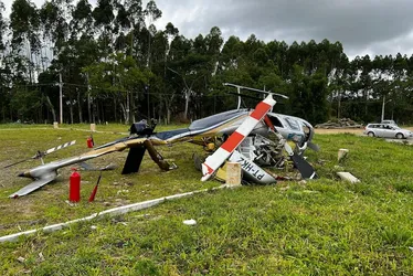 Imagem ilustrativa da imagem Helicóptero cai em cidade no interior de SC; duas pessoas ficam feridas