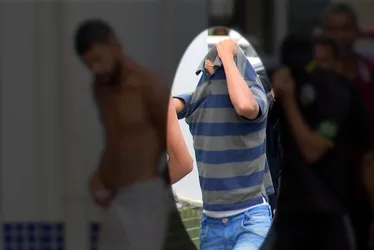Imagem ilustrativa da imagem Homem depreda carros com garrafa de cachaça em locadora no Aeroporto de Vitória