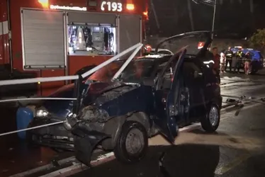 Imagem ilustrativa da imagem Homem morre e criança fica ferida após carro colidir em grade na Leitão da Silva