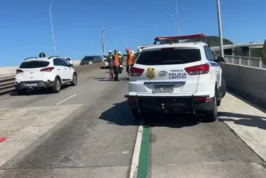Imagem ilustrativa da imagem Motociclista morre após bater em carro com pane na Terceira Ponte