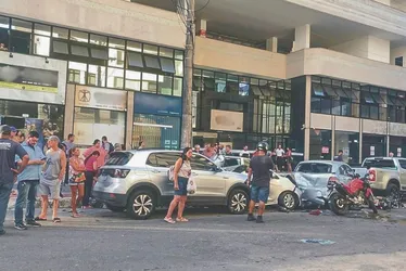 Imagem ilustrativa da imagem VÍDEO | Idosa “atropela” três carros e duas motos em Guarapari