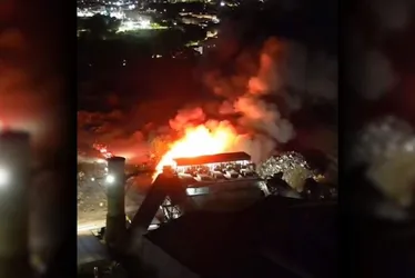 Imagem ilustrativa da imagem Incêndio atinge pátio de Siderúrgica em Cariacica