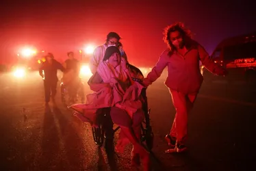 Imagem ilustrativa da imagem Incêndios desabrigam mais de 80 mil pessoas e provocam 2 mortes em Los Angeles
