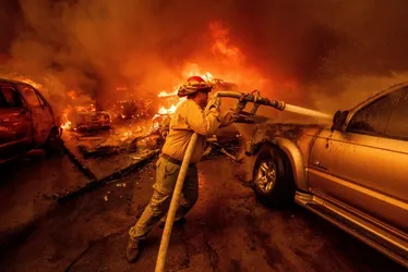 Imagem ilustrativa da imagem Incêndios forçam retirada de 80 mil moradores de Los Angeles