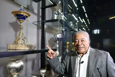 Imagem ilustrativa da imagem Jairzinho e Diego Tardelli entrarão com a taça da Libertadores na grande final