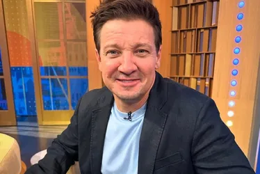 Imagem ilustrativa da imagem Jeremy Renner detalha recuperação após quebrar 38 ossos: 'grande adversidade'