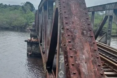 Imagem ilustrativa da imagem VÍDEO: Jovem cai de ponte durante foto, e é salva pelo cadarço do namorado em SC
