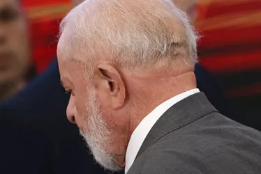 Imagem ilustrativa da imagem Lula está lúcido, orientado e conversando, diz boletim médico sobre presidente