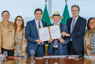Imagem ilustrativa da imagem Lula sanciona lei que proíbe uso de celular nas escolas em todo o país