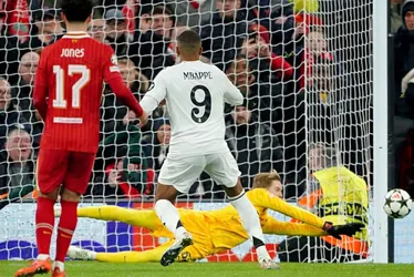 Imagem ilustrativa da imagem Mbappé fracassa na ausência de brasileiros e Real perde do Liverpool na Champions
