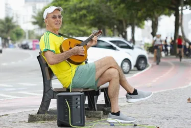 Imagem ilustrativa da imagem Médico aposentado dá show com bandolim no calçadão de Vila Velha