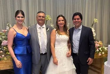 Imagem ilustrativa da imagem Ministro do STF, Flávio Dino se casa e comemora com camisa do Botafogo