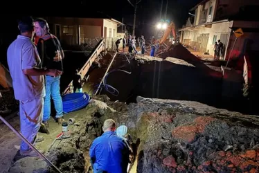 Imagem ilustrativa da imagem Moradores são resgatados com cordas por prefeito durante enchente em MG; veja vídeo