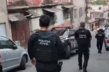 Imagem ilustrativa da imagem Motoboy é preso durante operação contra facção criminosa em Vitória