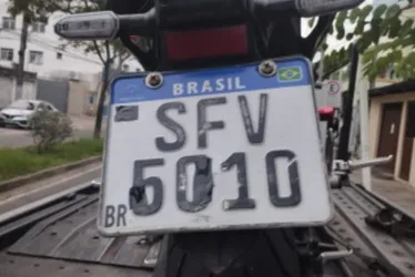 Imagem ilustrativa da imagem Motociclista usa fita isolante para adulterar placa e é detido em blitz no ES