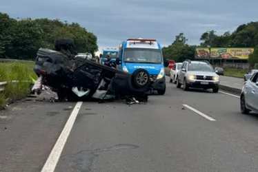 Imagem ilustrativa da imagem Mulher morre após carro capotar em grave acidente na Rodovia do Sol