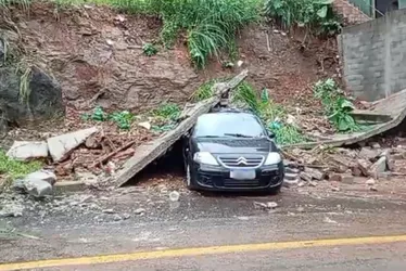 Imagem ilustrativa da imagem Muro cai e atinge carro durante temporal em Vila Velha