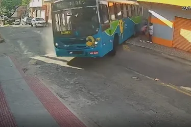 Imagem ilustrativa da imagem Ônibus do Transcol perde freio em ladeira e motorista consegue evitar tragédia
