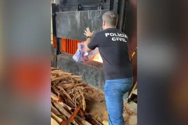 Imagem ilustrativa da imagem Polícia incinera 170 quilos de drogas apreendidas durante operação em Fundão
