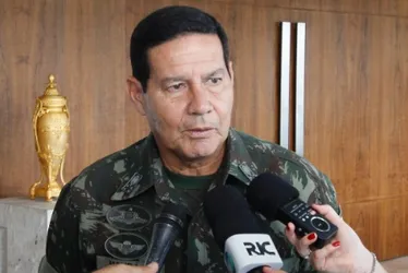 Imagem ilustrativa da imagem Prisão de Braga Netto é 'atropelo das normas legais', diz Mourão