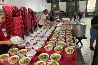 Imagem ilustrativa da imagem Projeto Mãos Solidárias distribuiu 200 marmitas e presentes natalinos no Recife