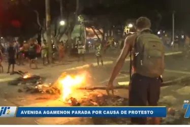 Imagem ilustrativa da imagem Protesto bloqueia a Avenida Agamenon Magalhães e causa caos no trânsito