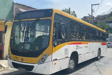 Imagem ilustrativa da imagem Rapaz morre ao andar pendurado em ônibus e ser prensado contra um poste