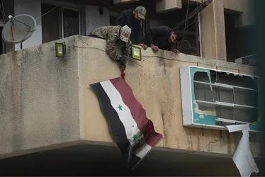 Imagem ilustrativa da imagem Rebeldes anunciam deposição do governo Assad na Síria